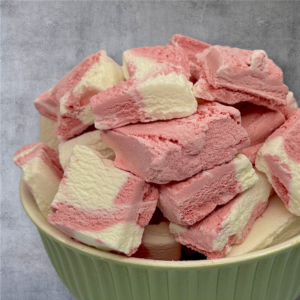 STRAWBERRY VANILLIA CRUNCHY ICECREAM
(آيسكريم بالفراولة و الفانيلا مقرقش)