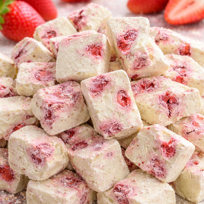 VANILLA STRAWBERRY ICYآيسكريم الفانيلا مع حبات الفراولة مقرقش