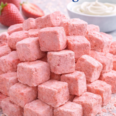 STRAWBERRY GREEK YOGURTيوغرت يوناني بنكهة الفراولة مقرقش